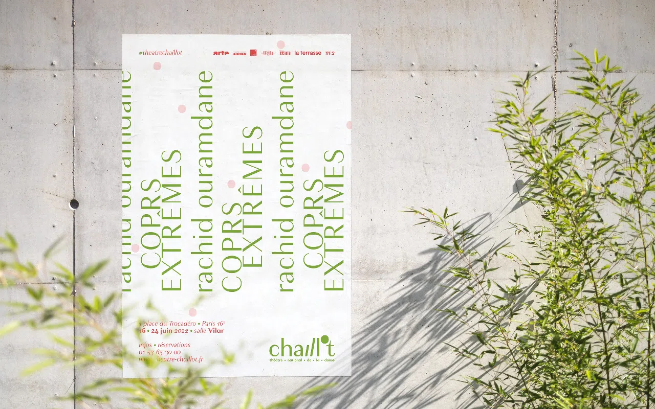 Photographie d’une affiche collée sur un mur extérieur en béton, présentant le spectacle Corps extrêmes.