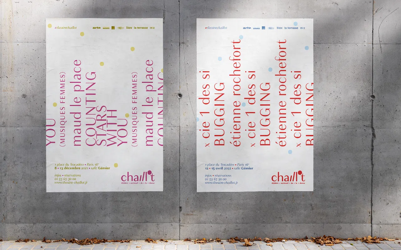 Photographie de deux affiches collées sur un mur en béton, présentant les spectacles Counting Stars With You, à gauche et Bugging, à droite.