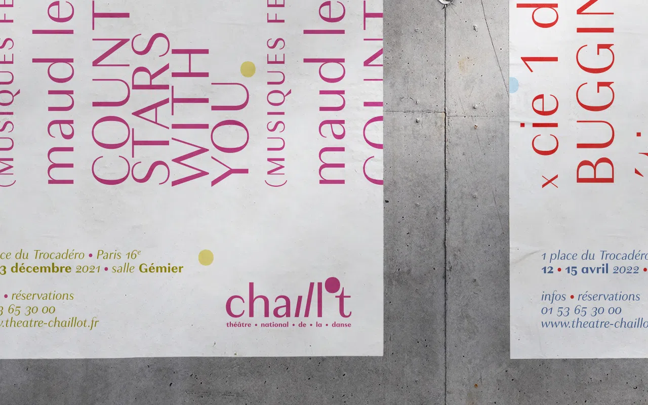 Gros plan sur l’angle inférieur droit d’une affiche, montrant le système typographique et la mise en œuvre du nouveau logotype.