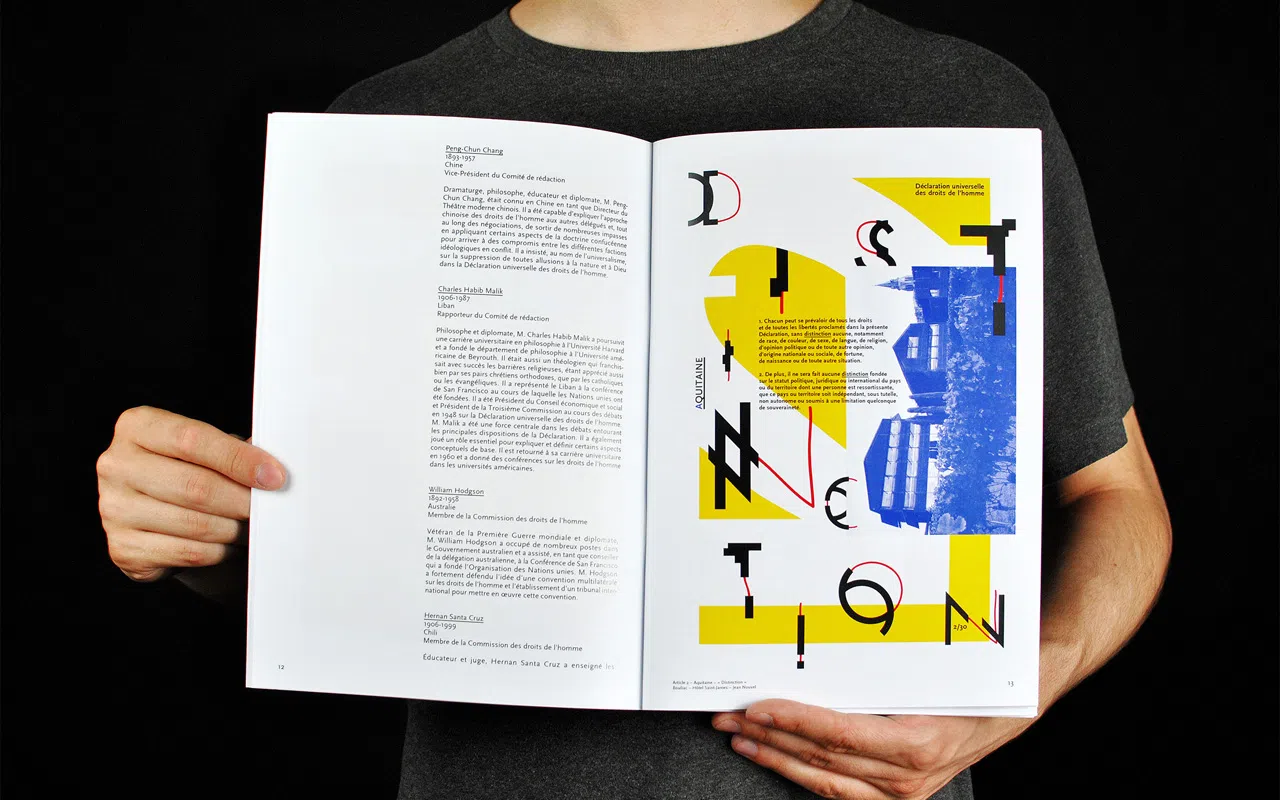 Photographie de la double page 12-13 du livre 1 Point, présentant à gauche des rédacteurs de la DUDH et à droite l’affiche consacrée à l’article 2.