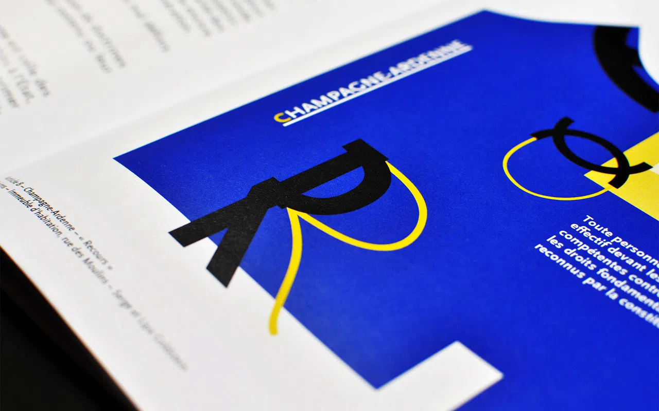 Gros plan sur une page du livre 1 Point, présentant l’affiche consacrée à l’article 8 et montrant notamment le travail typographique.