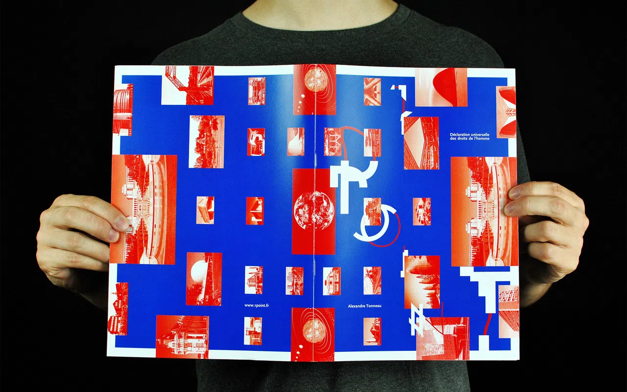 Photographie de la couverture du livre 1 Point, dépliée, présentée et tenue à deux mains.