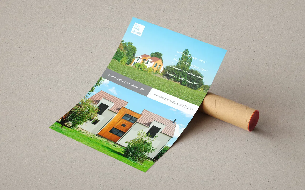 Affiche au format portrait, déroulée sur son tube rigide et un carton gris, présentant une maison en bois MT-Architecture.