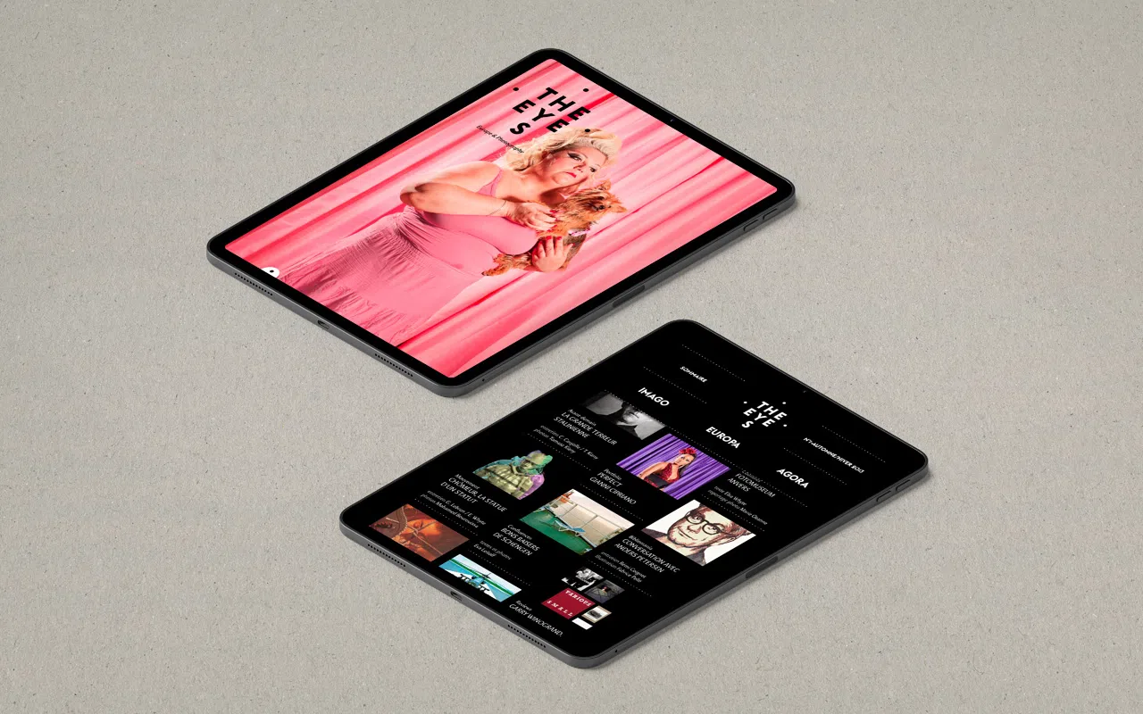 Deux tablettes disposées en biais sur un carton gris, montrant la version iPad de la revue haut de gamme The Eyes.